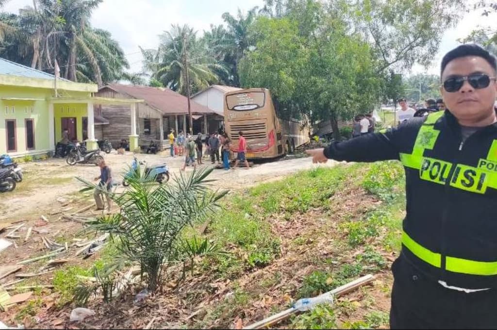 Kecelakaan Maut Mobil Tabrak Bus di Pekanbaru, 1 Orang Tewas dan 9 Luka