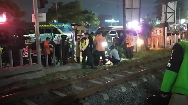 Kecelakaan di Pelintasan Jemurwonosari Surabaya, Pemotor Tewas Tertabrak Kereta Api