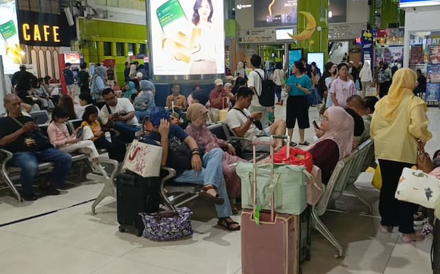 Stasiun Gambir Dipadati Penumpang pada Puncak Arus Balik Lebaran
