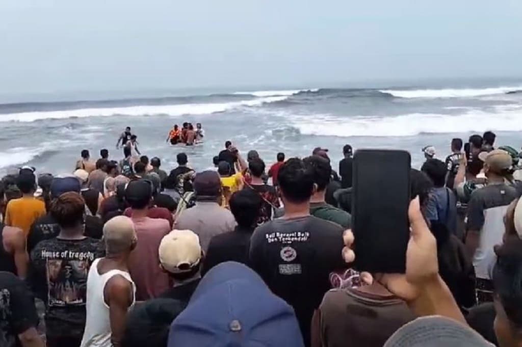 Tragis! Wisatawan Tewas Terseret Ombak Pantai Paseban Jember, Evakuasi Dramatis
