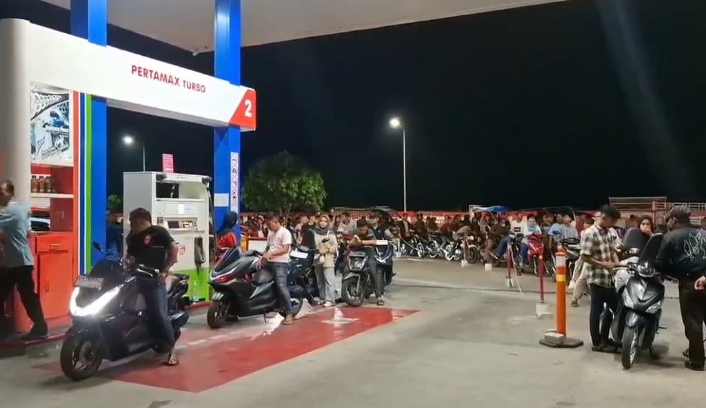 Rokan Hilir Krisis BBM, Antrean Kendaraan Mengular 2 Km di SPBU Bangko