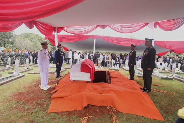 Detik-Detik Pemakaman Jenazah Eks Menhan Juwono Sudarsono di TMP Kalibata