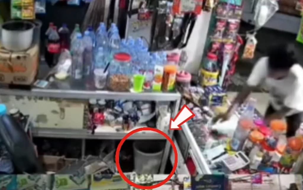 Tega! Pria Curi Uang Milik Nenek Penjual Sosis di Maros, Aksi Pelaku Terekam CCTV
