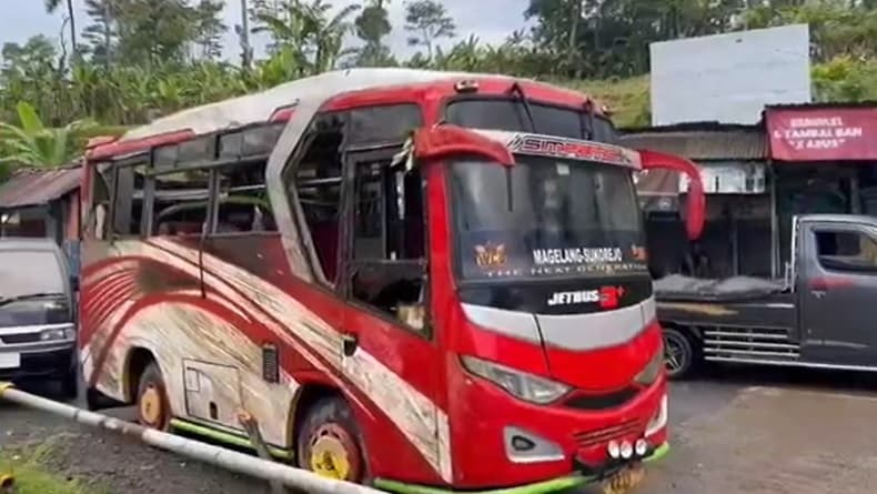 Minibus Rombongan Seni Warok Masuk Jurang di Batang, 9 Orang Luka-luka