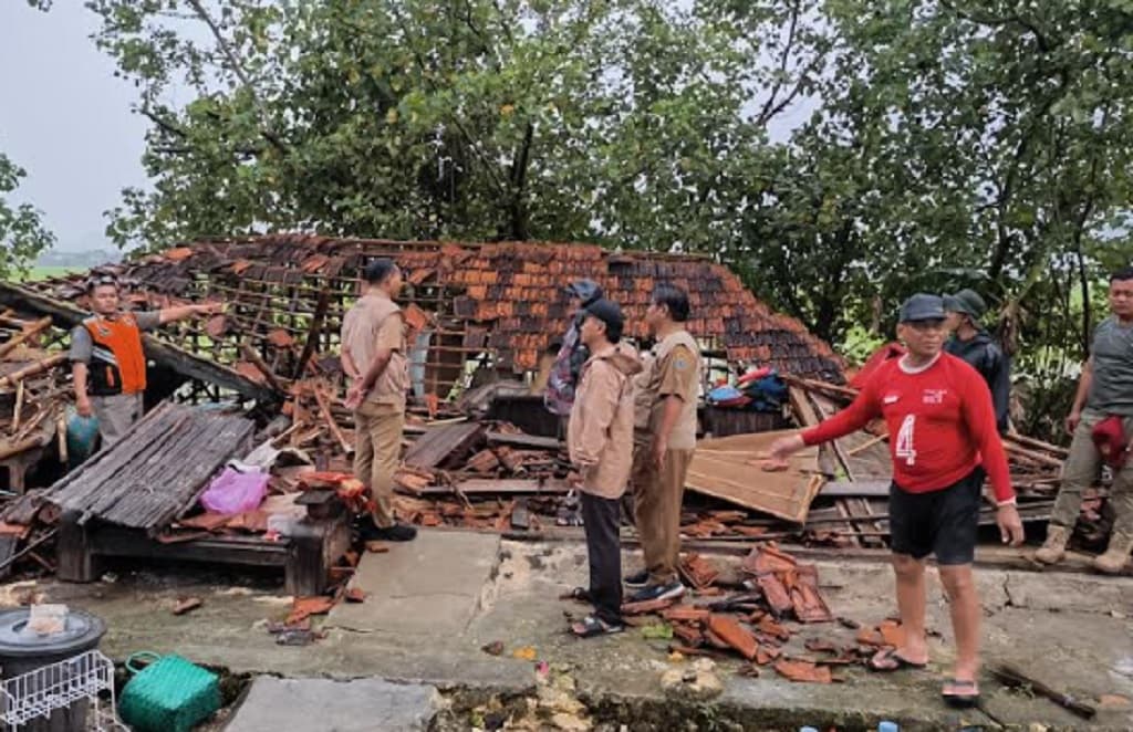 Angin Puting Beliung Terjang 3 Kabupaten di Jateng, Ratusan Rumah Rusak