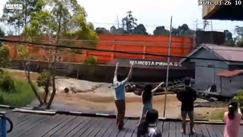 Mengerikan! Detik-Detik Tongkang Tabrak Rumah di Sungai Mahakam Terekam CCTV, Warga Histeris