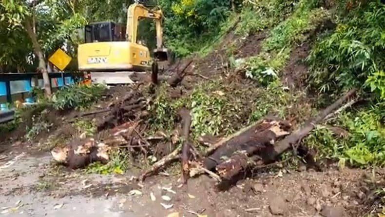 Tebing Longsor akibat Hujan Deras di Ponorogo, Jalur Antarkecamatan Terputus