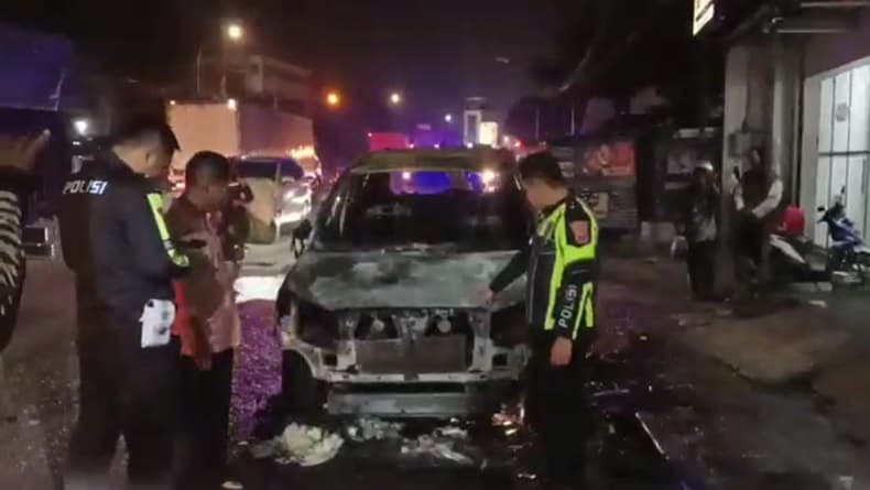 Innova Ditumpangi 9 Orang Hangus Terbakar di Jombang