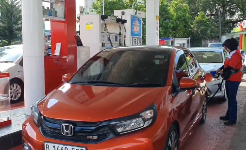 Isu BBM Naik 1 April, Warga Serbu SPBU di Cilegon hingga Picu Antrean ke Jalan Raya