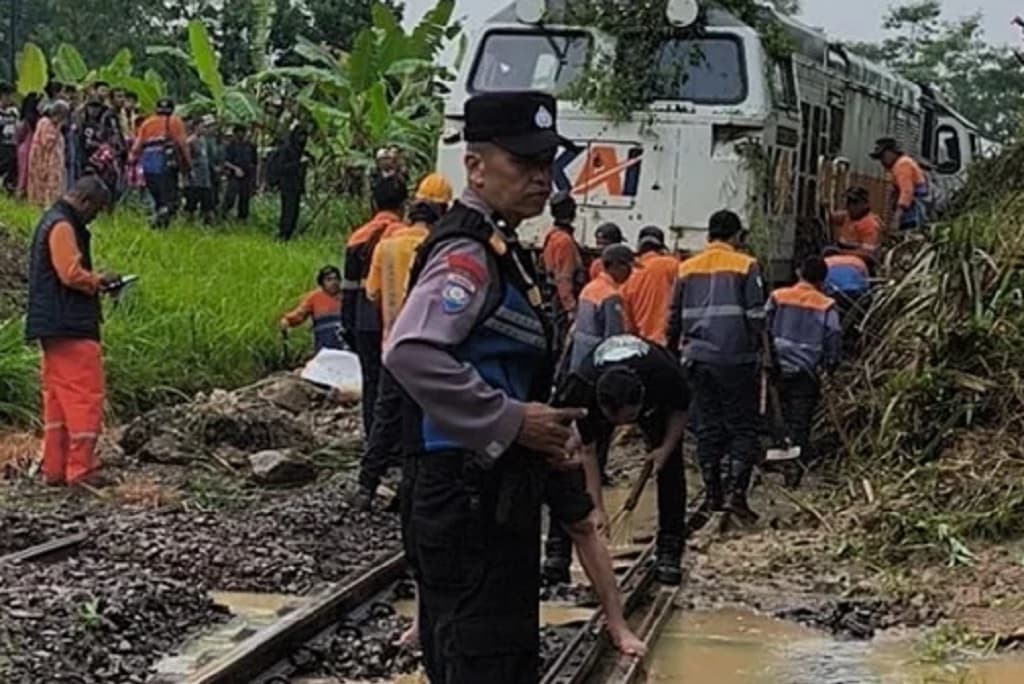 KA Ciremai Terjebak Longsor di Bandung Barat, 500 Penumpang Dievakuasi