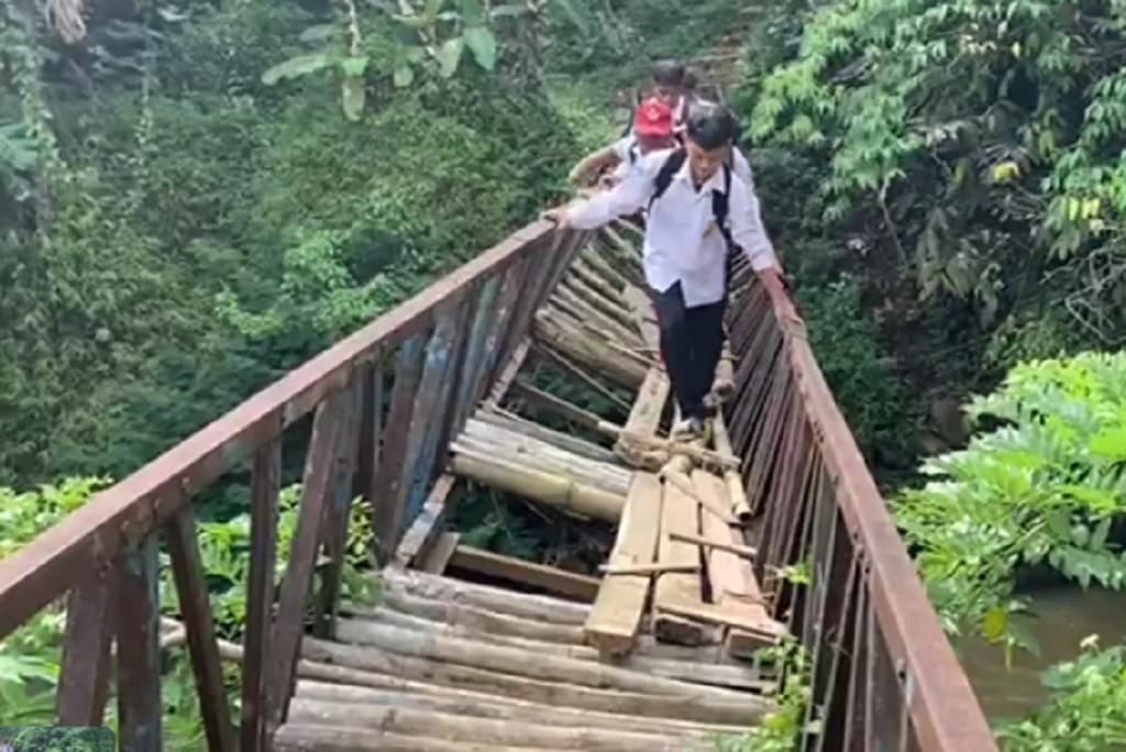 Ngeri! Pelajar di Sukabumi Bertaruh Nyawa Seberangi Jembatan Rusak demi Sekolah