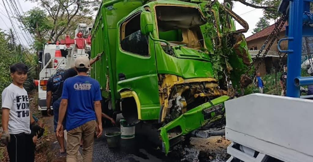 Kecelakaan Maut 2 Truk Adu Banteng di Cianjur, 1 Tewas 1 Luka