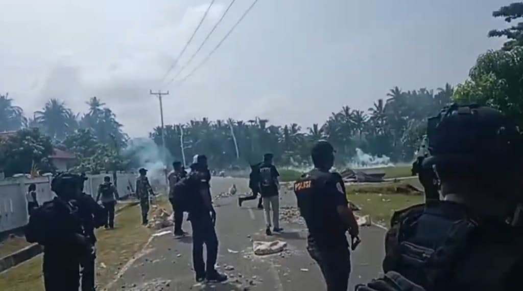 Mencekam! Bentrokan Antardesa di Halmahera Tengah, 2 Tewas hingga Rumah Dibakar