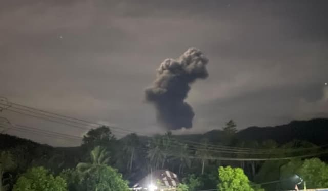 Gunung Dukono di Halmahera Meletus Dahsyat Malam Ini, Kolom Abu 3.000 Meter