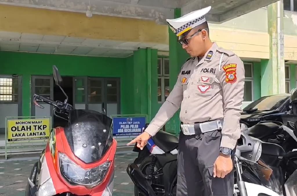 Detik-Detik Kecelakaan Maut di Cirebon, Ayah dan Anak Tewas Tertabrak Truk Tronton Detik-Detik Kecelakaan Maut di Cirebon, Ayah dan Anak Tewas Tertabrak Truk Tronton