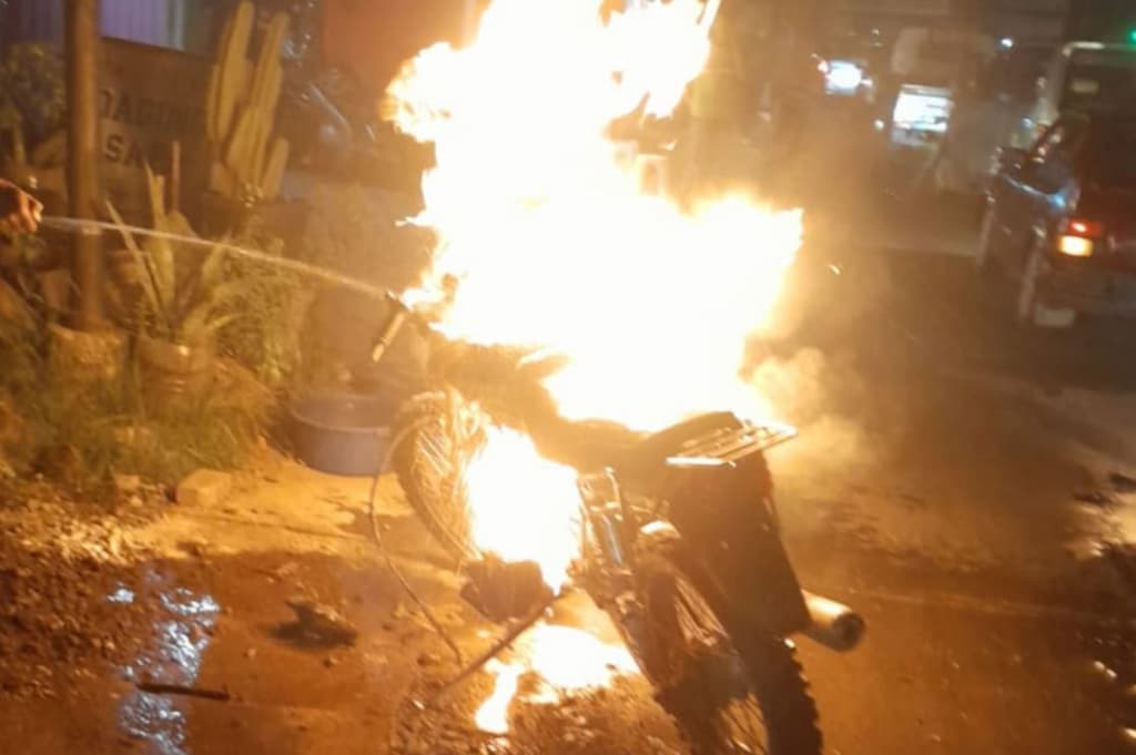 Heboh! Motor Terbakar di Tengah Jalan Ramai di Jombang, Diduga Akibat Tangki Bocor