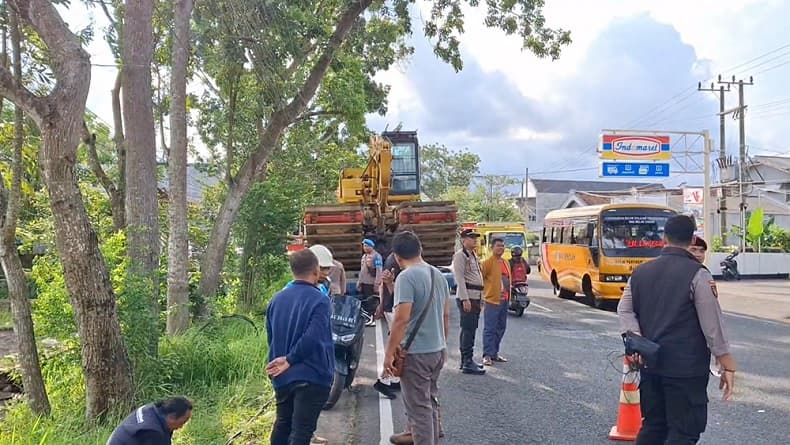 Kabel Putus Tersangkut Truk Pengangkut Alat Berat di Tulungagung, Listrik  Padam