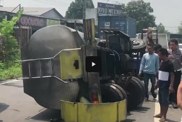 Kecelakaan di Mojokerto, Truk Tangki Air Terguling gegara Sopir Mengantuk