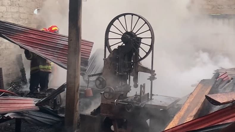 Kebakaran Hebat Usaha Mebel di Tulungagung, Kerugian Puluhan Juta Rupiah