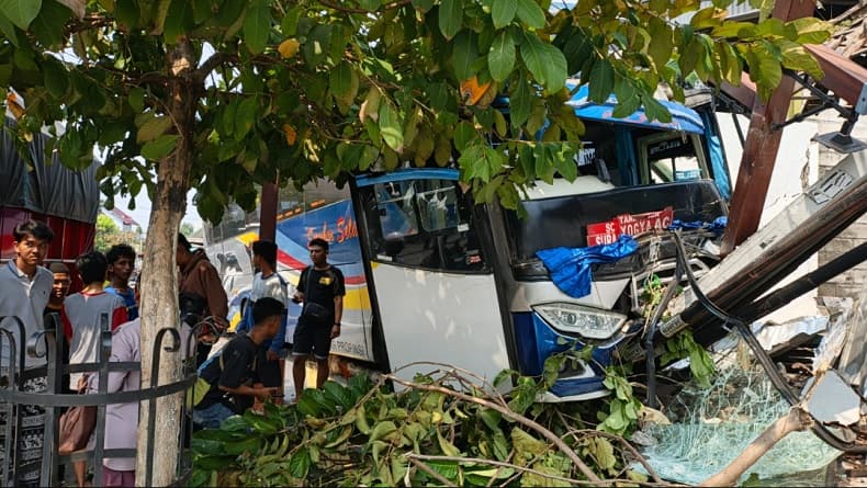 Kecelakaan Maut di Madiun, Sopir Truk Boks Tewas Tabrak Bus Mogok 