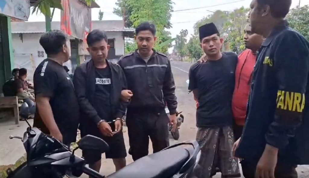 Kelaparan, Pencuri Motor Ditangkap saat Asyik Makan Rujak Cingur Depan Kantor Polisi