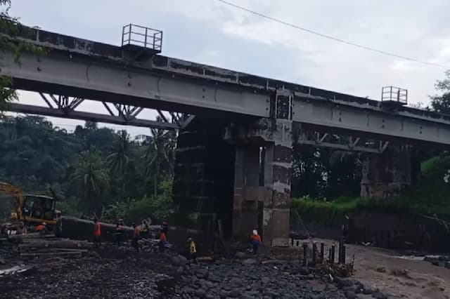 Pilar Jembatan KA di Sungai Pedes Brebes Tergerus Arus, Perjalanan Kereta Terganggu