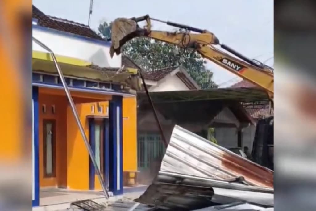 Viral Pria di Pati Robohkan Rumah gegara Sakit Hati Mantan Istri Mau Nikah Lagi