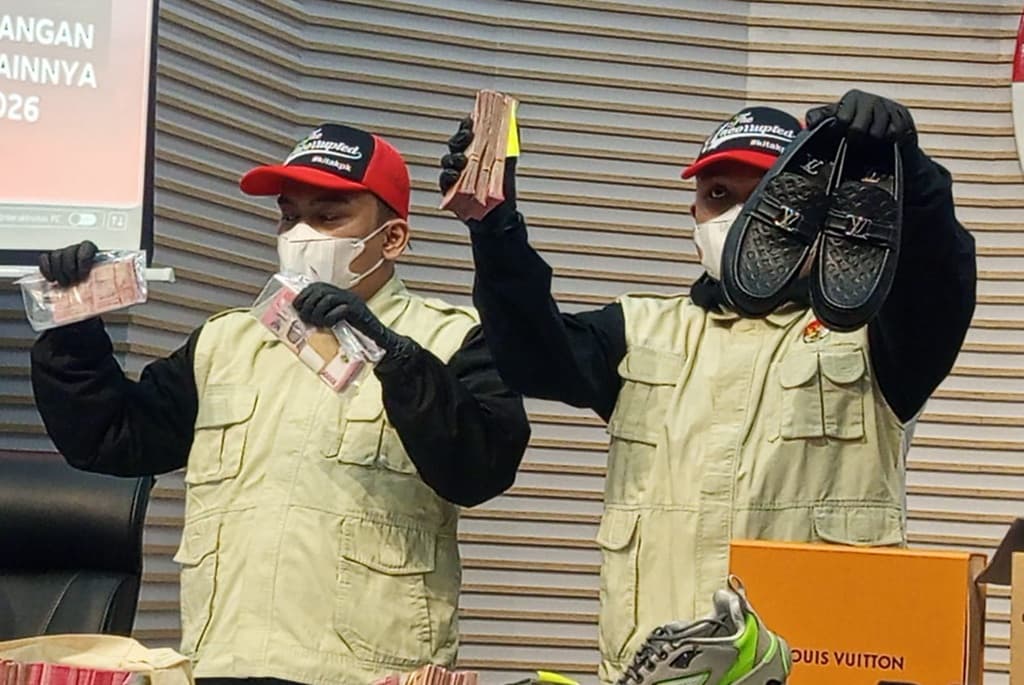 OTT Bupati Tulungagung, KPK Sita Uang Rp335 Juta hingga Sepatu Louis Vuitton OTT Bupati Tulungagung, KPK Sita Uang Rp335 Juta hingga Sepatu Louis Vuitton