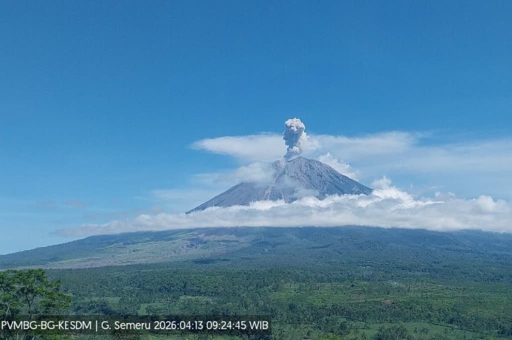 Gunung Semeru 7 Kali Meletus Hari Ini, Kolom Abu 900 Meter