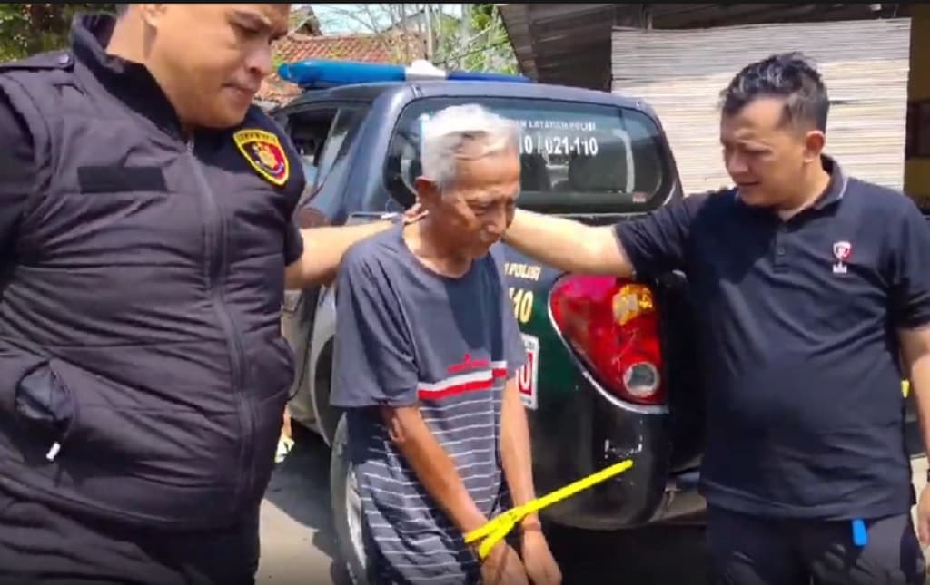 Sadis! Kakek Bacok Siswa SD di Pangandaran Dalam Kelas gegara Tersinggung Diejek