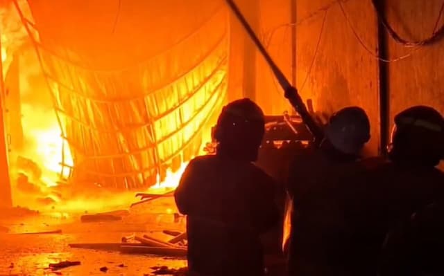 Kebakaran Hebat Pabrik Lakban di Surabaya, Belasan Mobil Damkar Dikerahkan