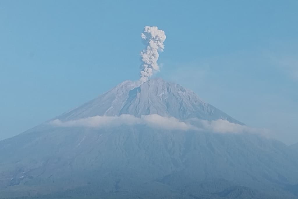 Gunung Semeru Meletus 7 Kali Hari Ini, PVMBG: Waspadai Awan Panas dam Lahar