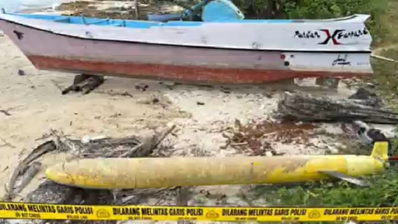 Warga Sumenep Geger Temukan Benda Diduga Torpedo di Pantai, Polisi Amankan TKP