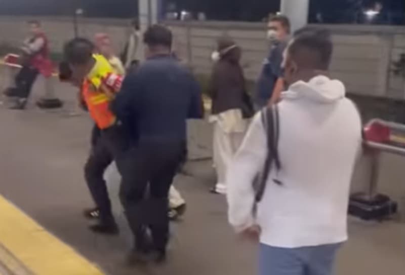 Viral 2 Pria Ribut di KRL Lintas Bogor, Diduga Dipicu Pelecehan