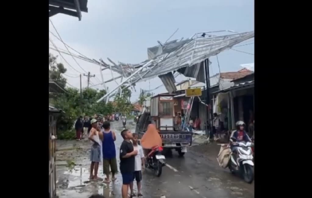 Mencekam! Detik-Detik Angin Puting Beliung Terjang Cipelem Brebes, Puluhan Rumah Rusak