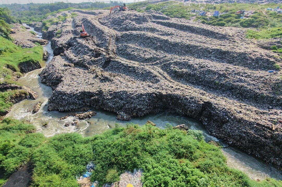 Penampakan dari Udara: Kali Pesanggrahan Tercemar Ribuan Ton Sampah TPA Cipayung