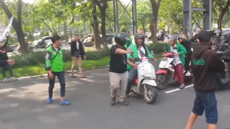 Demo Ribuan Driver Ojol di Surabaya–Sidoarjo Diwarnai Aksi Sweeping