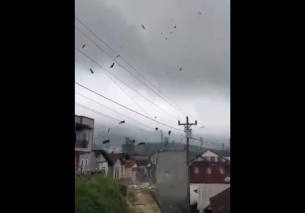 Ngeri! Detik-Detik Puting Beliung Amuk Banjarnegara, 20 Rumah Rusak dan 2 Warga Luka
