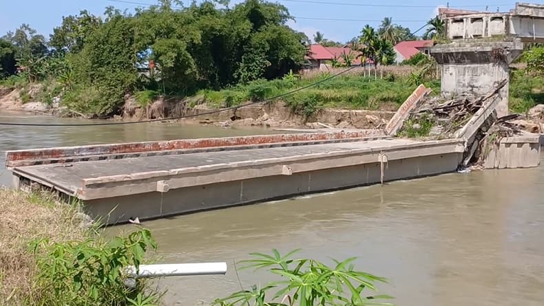 Jembatan Roboh Makan Korban, Pemotor Jatuh Bersama 2 Anaknya di Padang Pariaman