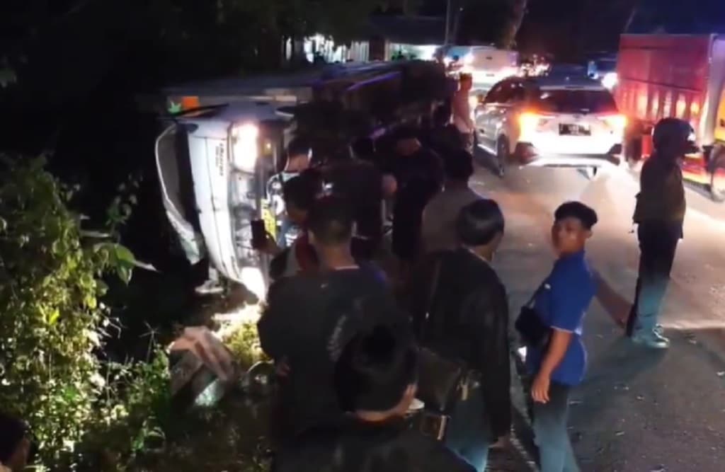 Kecelakaan Mobil Boks Terguling gegara Hindari Motor, Sopir Terjepit Kabin