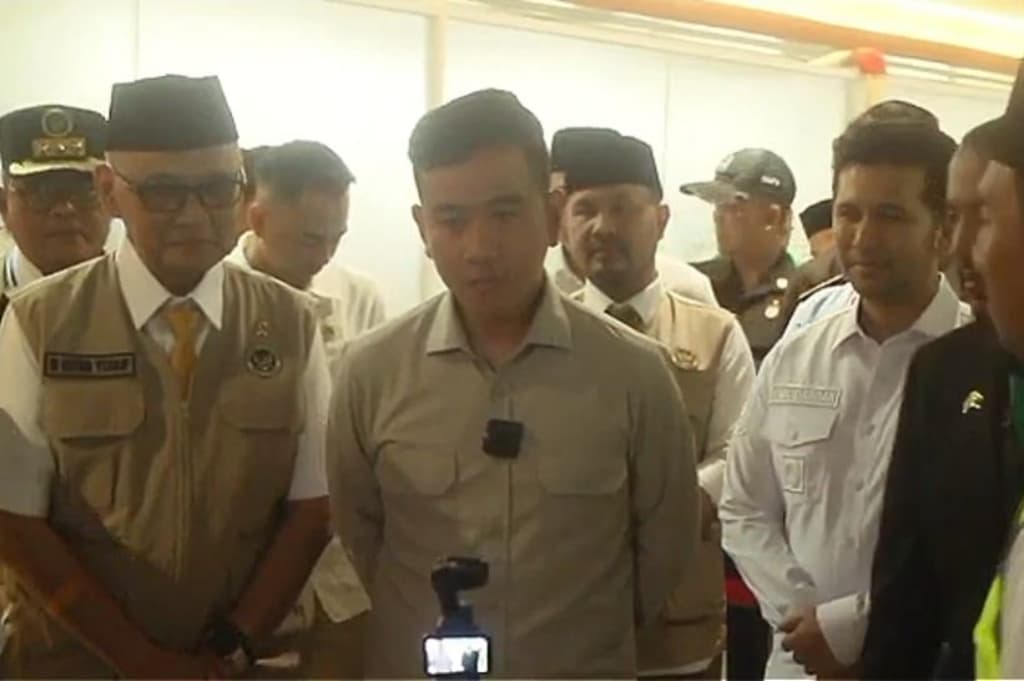 Momen Wapres Gibran Tinjau Langsung Keberangkatan Jemaah Haji di Bandara Juanda