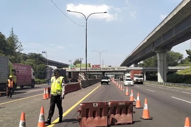 Lalin Padat, Contraflow Km 47-65 Tol Japek Arah Cikampek Diberlakukan