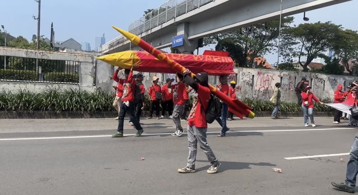 Massa Buruh KASBI dan GEBRAK Demo di DPR, Bawa Replika Rudal