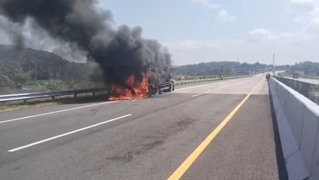 Truk Terbakar Hebat di Tol Cisumdawu, Api Berasal dari Roda Belakang