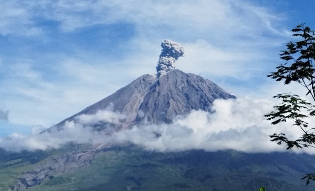Gunung Semeru Erupsi Hari Ini, Muntahkan Abu Vulkanik 1.300 Meter