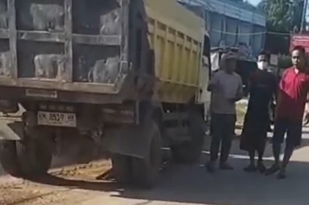 Kronologi 3 Orang Sekeluarga Tewas Terlindas Truk di Muaro Jambi, Jatuh saat Menyalip
