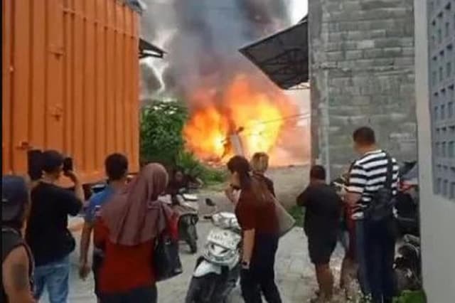 Kebakaran Gudang Kayu di Tropodo Jaya Sidoarjo, Asap Hitam Membubung Tinggi