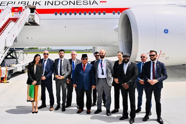 Momen Prabowo Foto Bareng Pengawal Prancis Sebelum Pulang ke Tanah Air