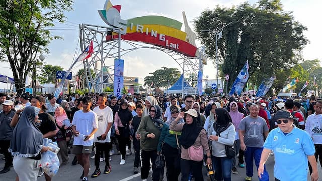Fun Walk HUT ke-76 Kotabaru: Ribuan Warga Ikuti Jalan Sehat dan Tukar Sampah Plastik dengan Sembako