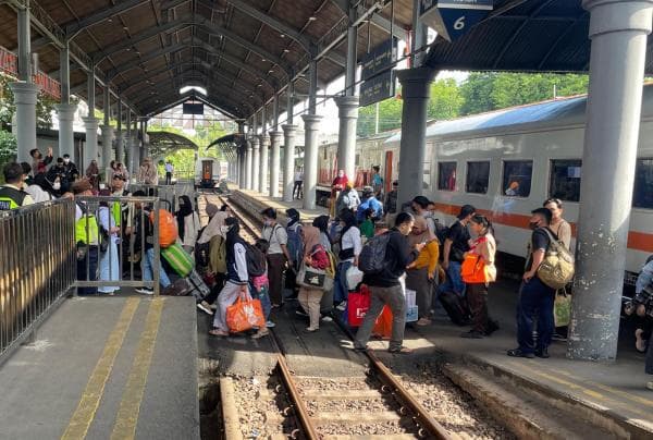 Ratusan Ribu Pelanggan Gunakan KA dari Seluruh Stasiun Wilayah Daop 8 pada Bulan Agustus 2024